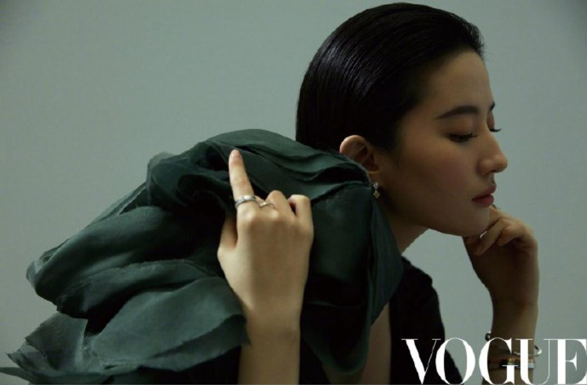 Lưu Diệc Phi lên bìa VOGUE tháng 4, cư dân mạng: 'Dù không quá đẹp, nhưng đó vẫn là VOGUE' Ảnh 4