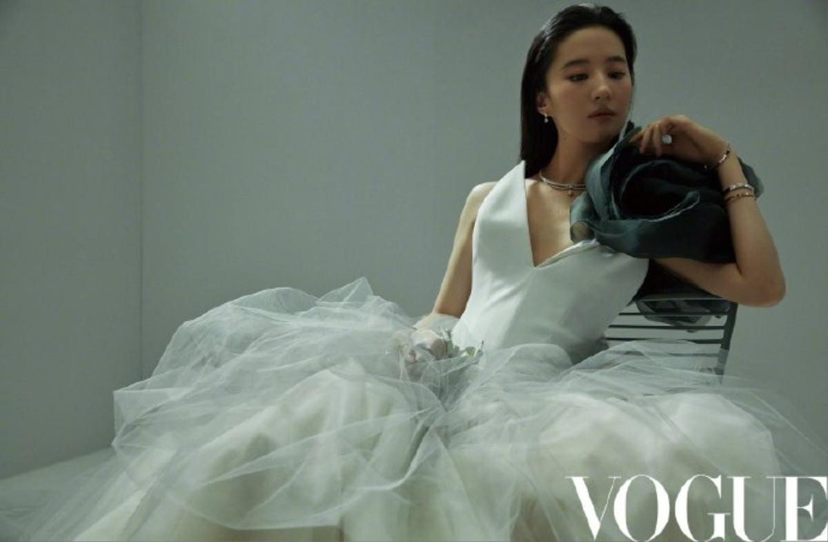 Lưu Diệc Phi lên bìa VOGUE tháng 4, cư dân mạng: 'Dù không quá đẹp, nhưng đó vẫn là VOGUE' Ảnh 3