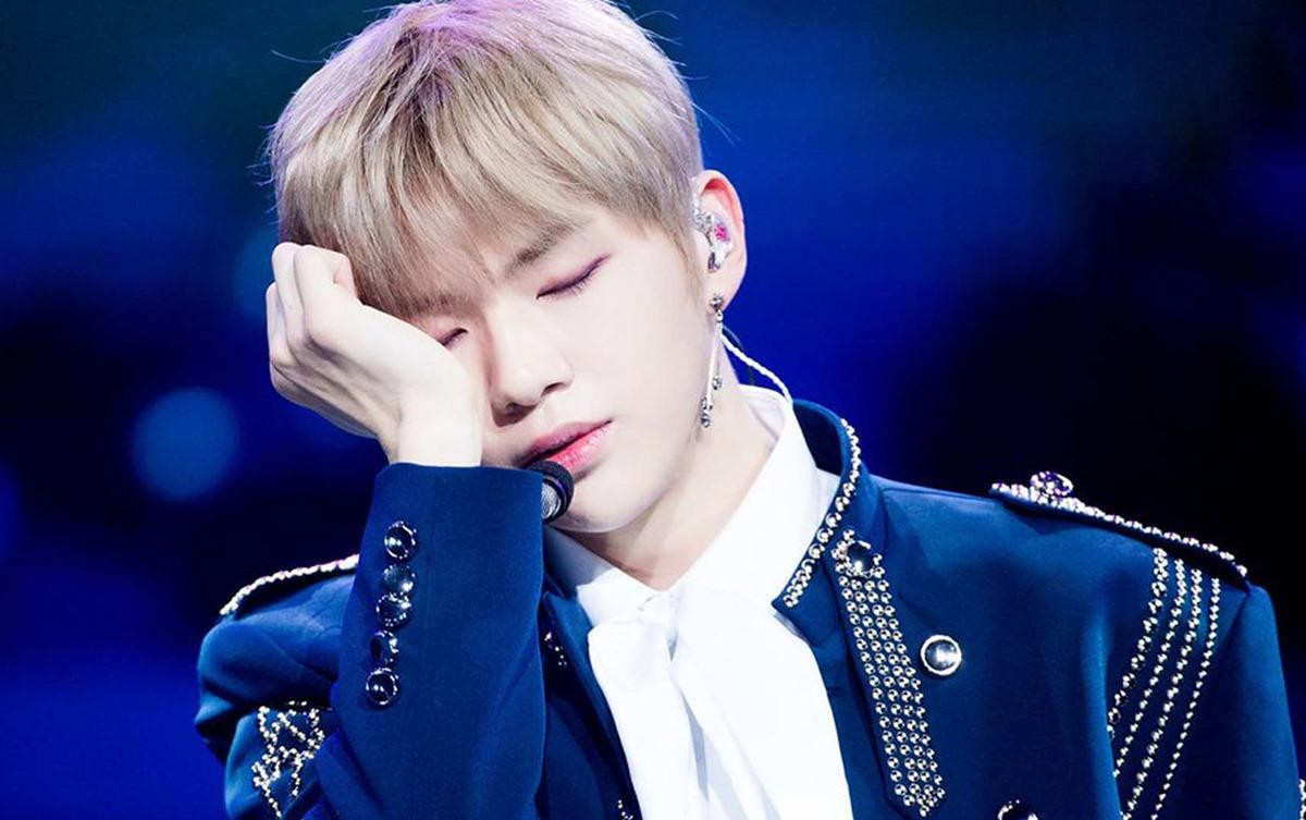 Đột nhập hậu trường của Kang Daniel: Make up sương sương là xưa rồi, giờ là thời đại… úp cả tảng phấn vào mặt thế này! Ảnh 1