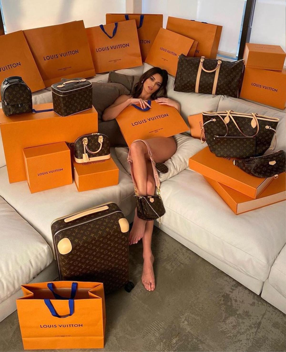 Giàu nứt vách, Kylie Jenner tiếp tục tặng 35.000 USD và loạt túi Gucci cho người hâm mộ Ảnh 4