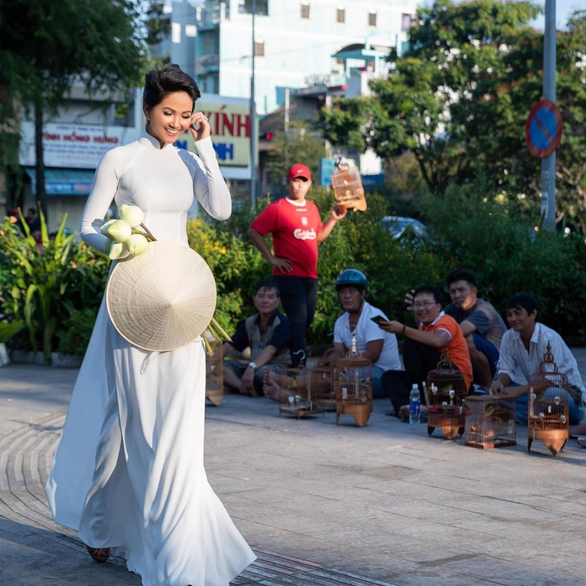 H'Hen Niê diện áo dài trắng thanh tân, Khánh Vân và cún cưng cùng nhau chống dịch Ảnh 3