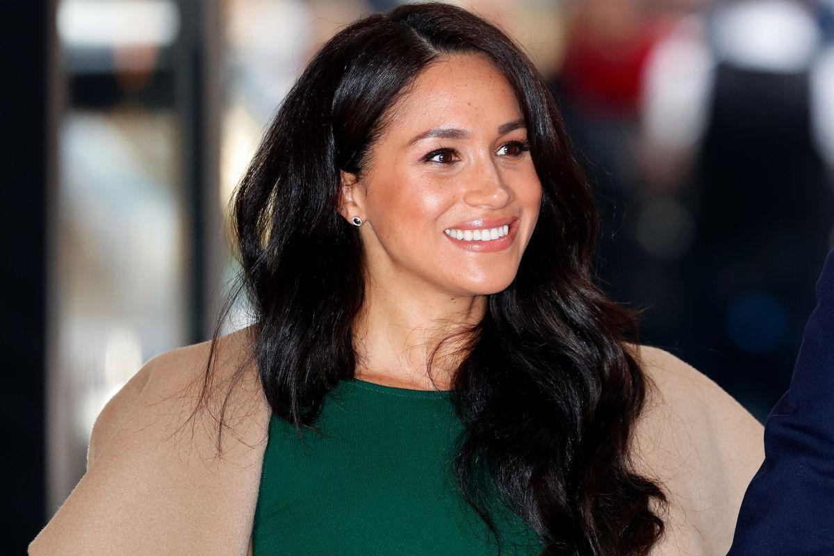 Chuyên gia trang điểm của Meghan Markle bật mí cách đơn giản để có lớp make up bóng khỏe Ảnh 3