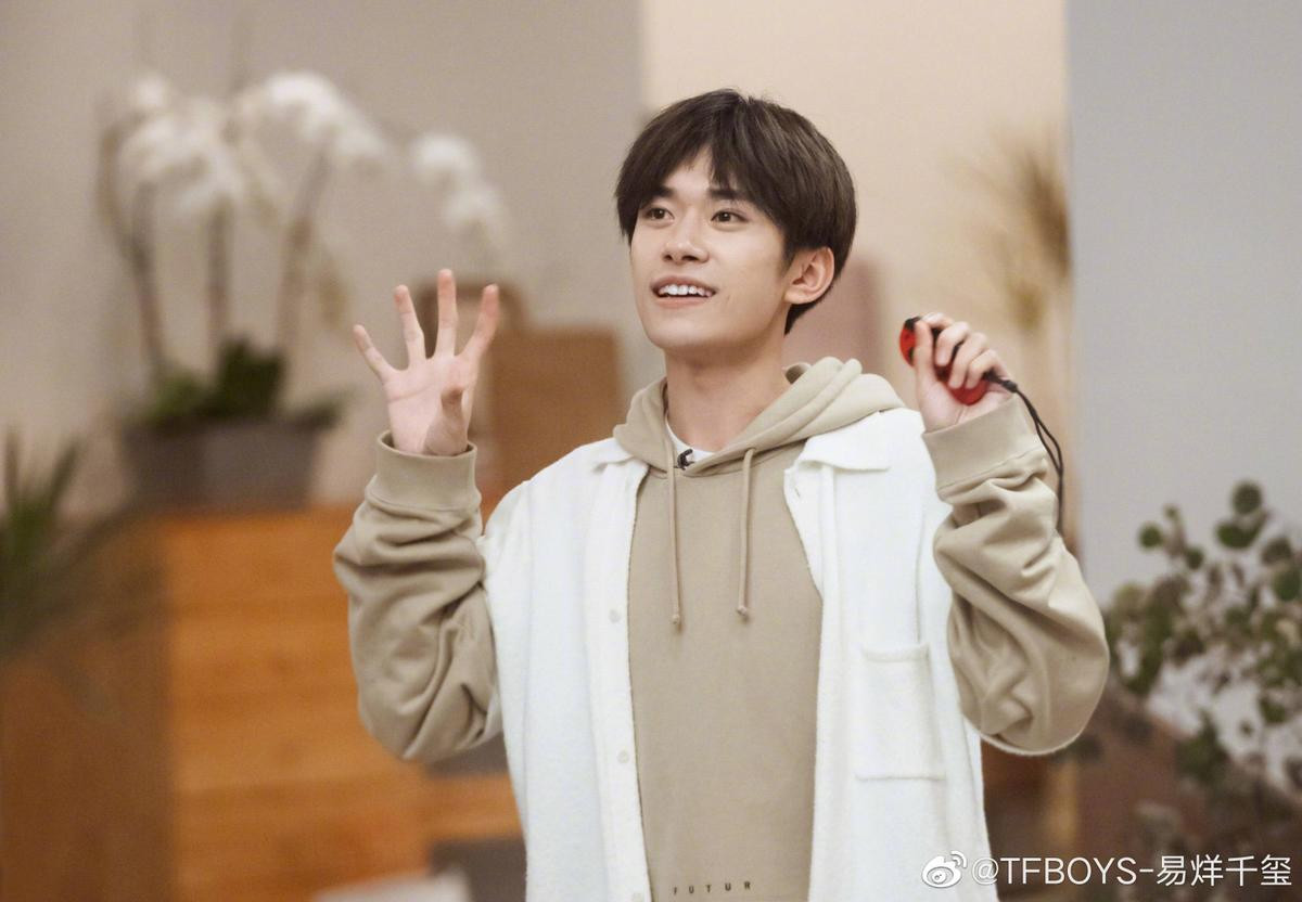 Nín thở trước nụ cười tỏa sáng của Dịch Dương Thiên Tỉ (TFBOYS): Nam thần sở hữu đồng điếu vô giá của Cbiz! Ảnh 10