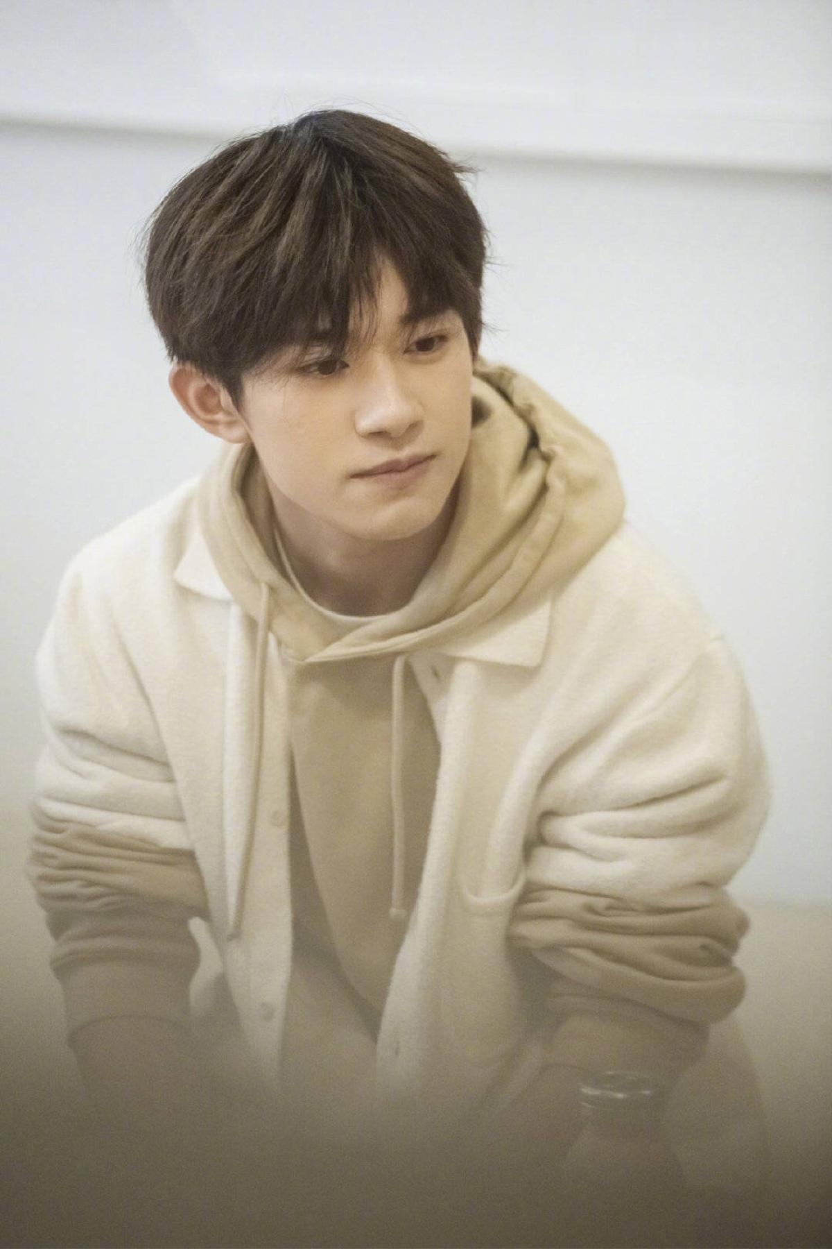 Nín thở trước nụ cười tỏa sáng của Dịch Dương Thiên Tỉ (TFBOYS): Nam thần sở hữu đồng điếu vô giá của Cbiz! Ảnh 16