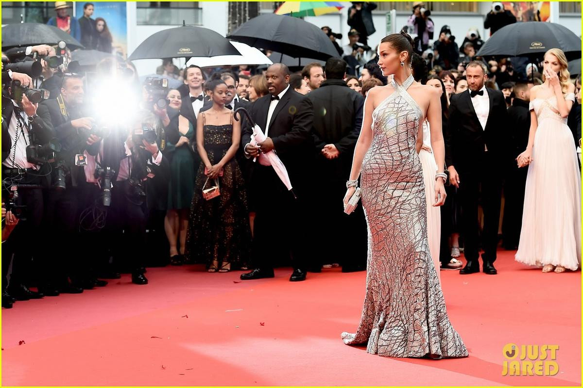 Bất chấp dịch bệnh đang hoành hành tại Châu Âu và Mỹ, LHP Cannes và Met Gala vẫn diễn ra theo đúng kế hoạch Ảnh 7