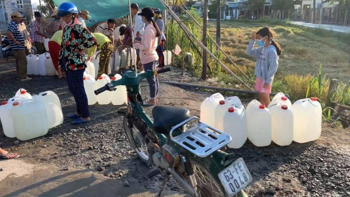 Thủy Tiên khảo sát đặt máy lọc nước, giúp người dân đồng bằng sông Cửu Long vượt nạn xâm nhập mặn Ảnh 5