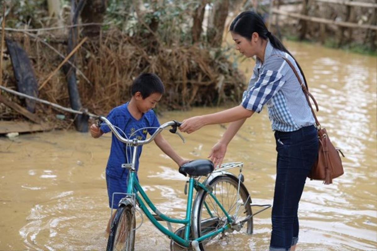 Đi từ thiện: H’Hen Niê, Thu Thảo mặc giản dị vẫn đẹp, Mai Phương Thúy nếm đủ thị phi vì trang phục Ảnh 17