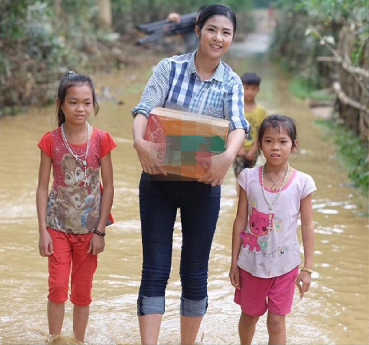 Đi từ thiện: H’Hen Niê, Thu Thảo mặc giản dị vẫn đẹp, Mai Phương Thúy nếm đủ thị phi vì trang phục Ảnh 16