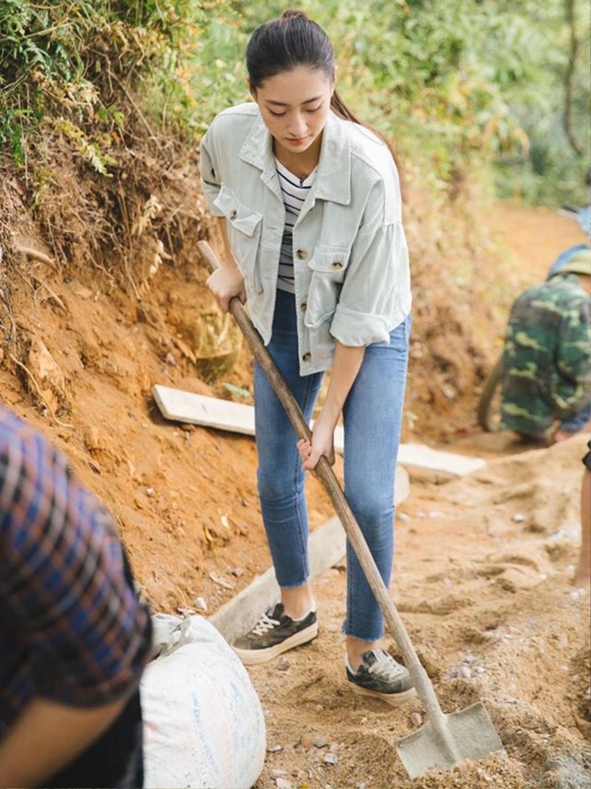 Đi từ thiện: H’Hen Niê, Thu Thảo mặc giản dị vẫn đẹp, Mai Phương Thúy nếm đủ thị phi vì trang phục Ảnh 24