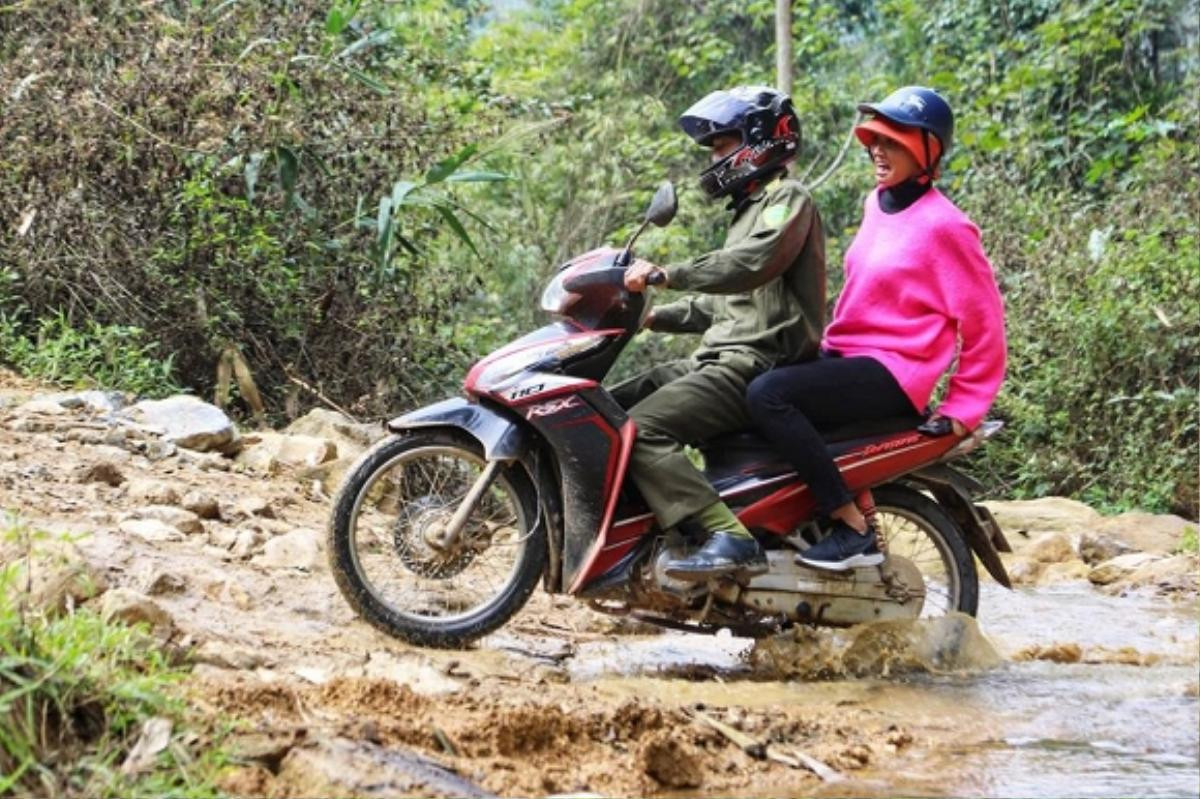 Đi từ thiện: H’Hen Niê, Thu Thảo mặc giản dị vẫn đẹp, Mai Phương Thúy nếm đủ thị phi vì trang phục Ảnh 3