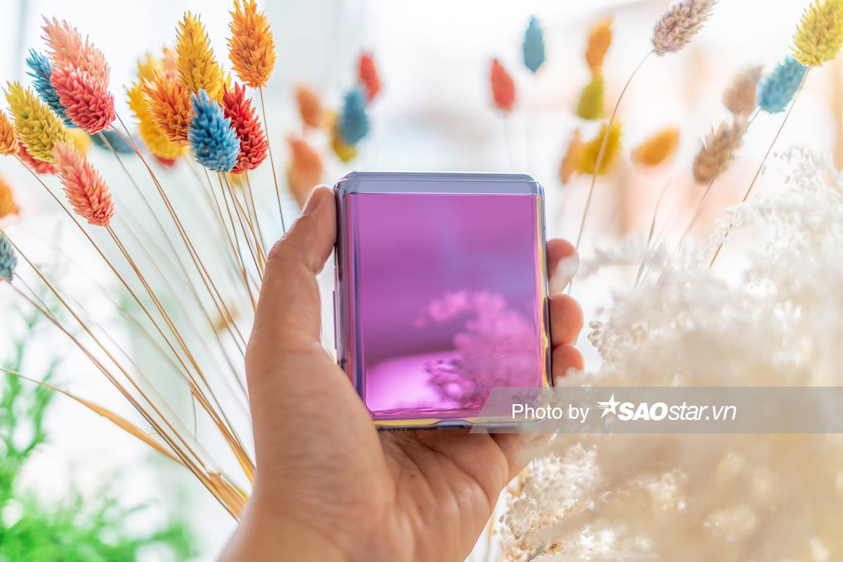 Mở hộp Samsung Galaxy Z Flip: Màn hình 6,7 inch nhưng vẫn gọn trong lòng bàn tay Ảnh 10