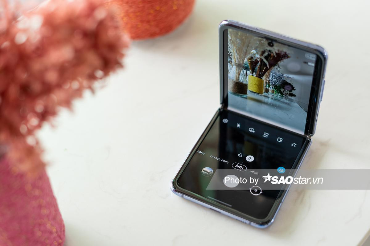 Mở hộp Samsung Galaxy Z Flip: Màn hình 6,7 inch nhưng vẫn gọn trong lòng bàn tay Ảnh 6