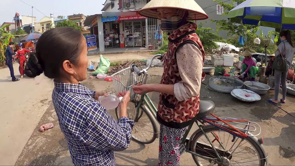 Làm 100 lít nước rửa tay khô phát miễn phí cho mọi người, Bà Tân Vlog được dân tình khen tới tấp Ảnh 6