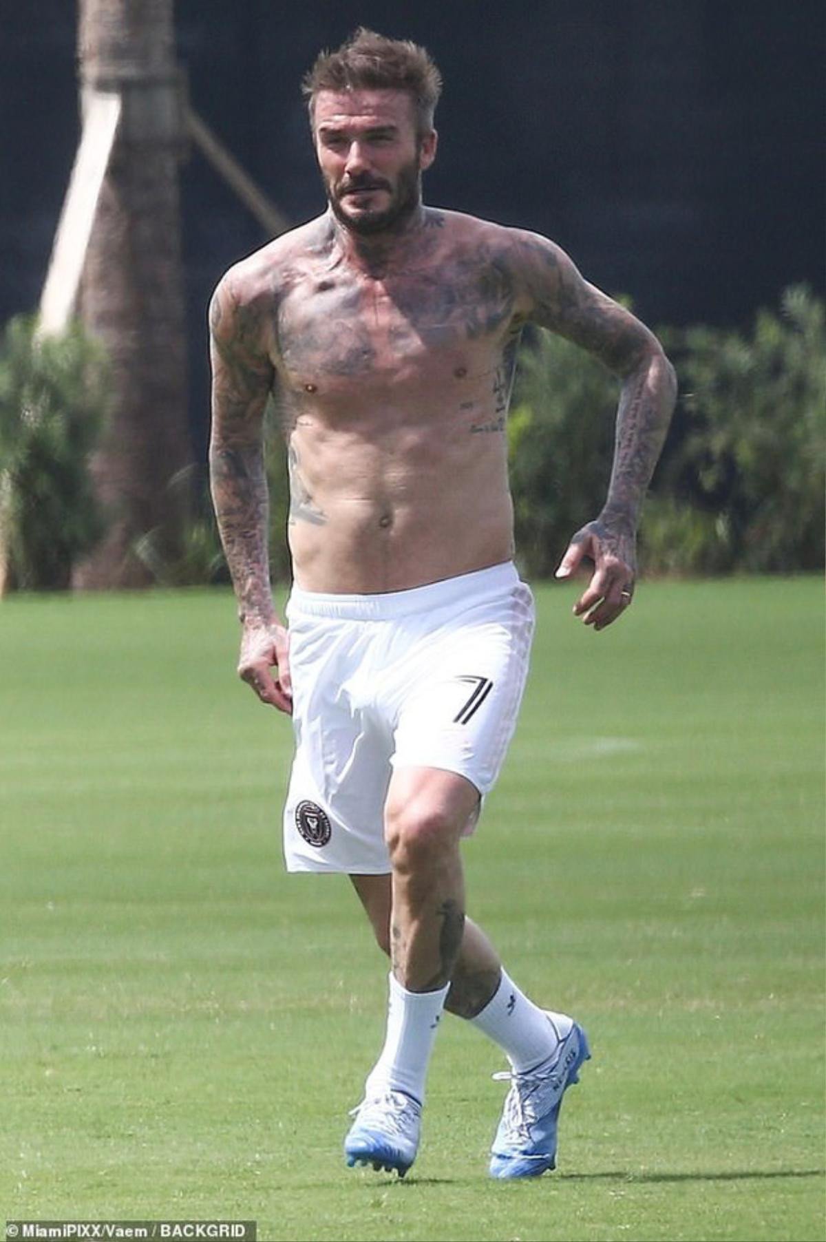 David Beckham khoe cơ bụng 6 múi ở tuổi 45, 'chặt đẹp' cả 2 con trai Ảnh 3