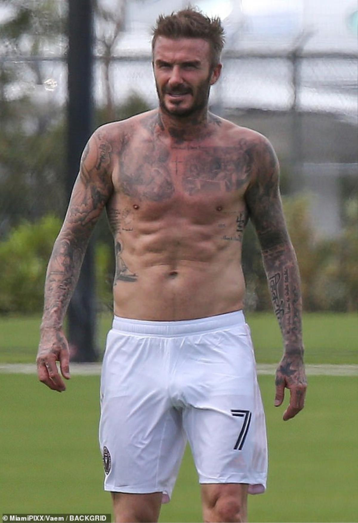 David Beckham khoe cơ bụng 6 múi ở tuổi 45, 'chặt đẹp' cả 2 con trai Ảnh 4