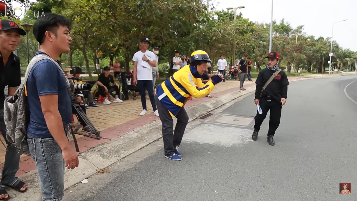 Hậu trường 'Bố già' tập 4: Sau cảnh bắt cướp, Tuấn Trần say sưa ngồi nghe Trấn Thành hát nhép nhạc phim 'Con đường tôi' Ảnh 7