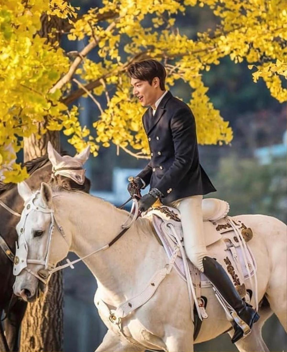 Lee Min Ho tỏa ánh hào quang bí ẩn mà rạng rỡ của một vị vua trong 'The King: Eternal Monarch' Ảnh 7