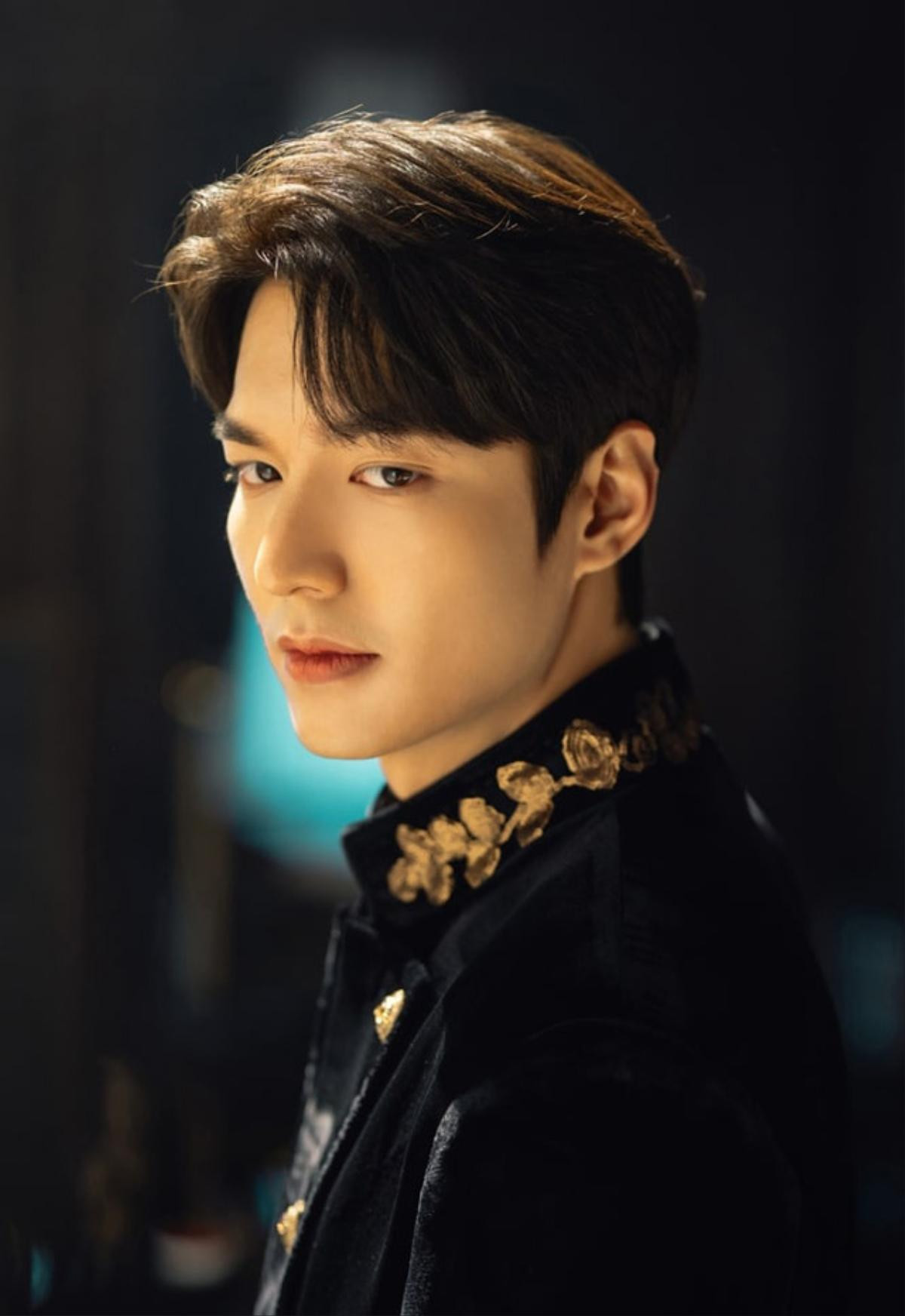 Lee Min Ho tỏa ánh hào quang bí ẩn mà rạng rỡ của một vị vua trong 'The King: Eternal Monarch' Ảnh 4