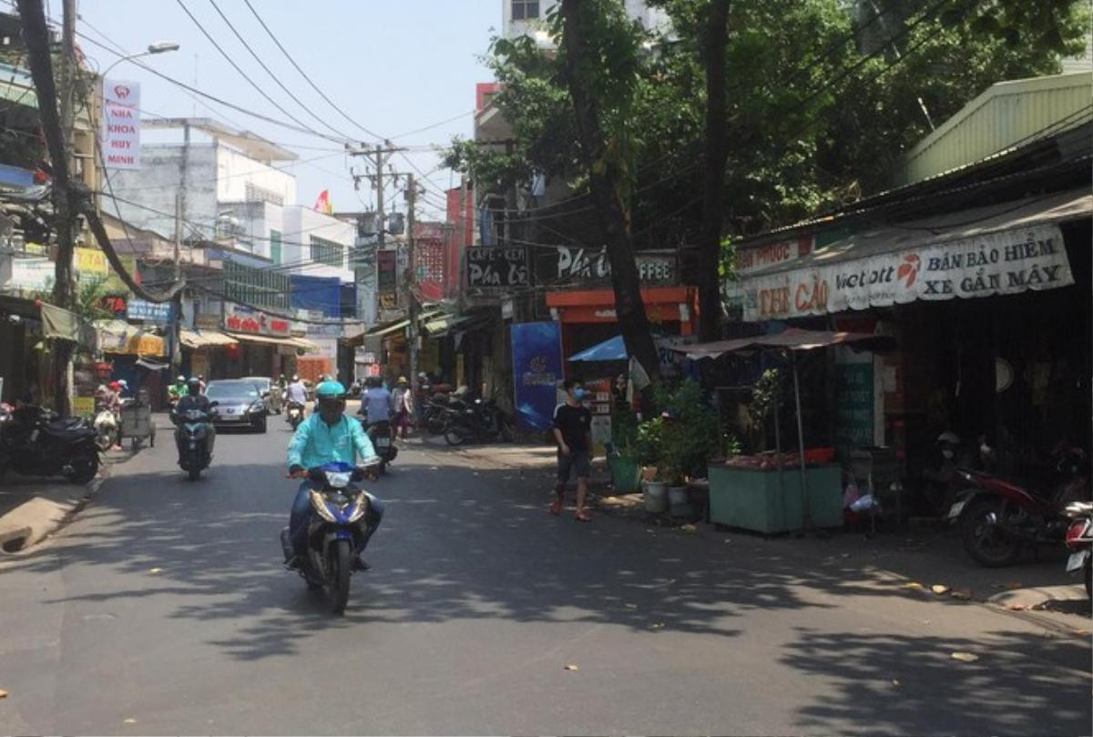 Người phụ nữ bán thịt lợn túm cổ áo, quật ngã đối tượng giật dây chuyền Ảnh 1