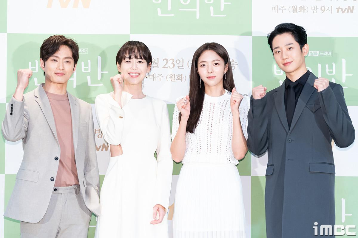 Jung Hae In tỏa sáng bên Chae Soo Bin và Lee Ha Na tại họp báo phim giữa mùa dịch Covid-19 Ảnh 1