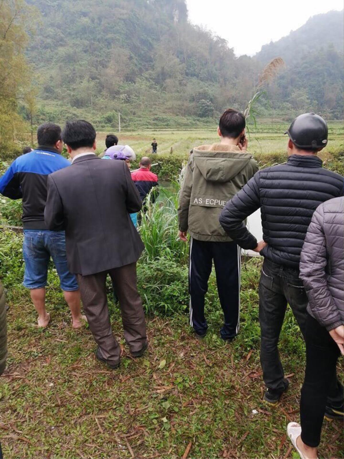 Ô tô đang đi trên đường bất ngờ lao xuống sông chìm nghỉm, nữ tài xế mắc kẹt tử vong trên vô lăng Ảnh 3