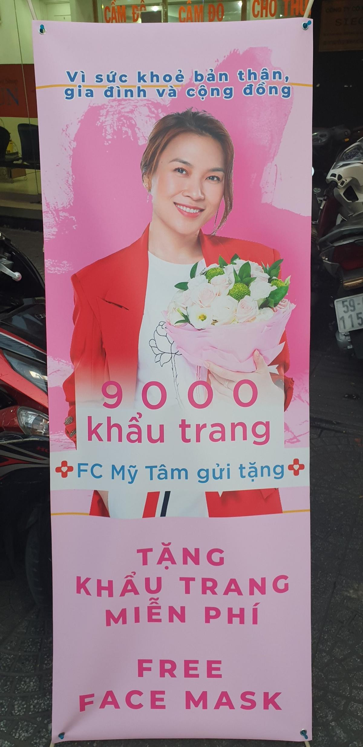 FC Mỹ Tâm quyên góp 9000 khẩu trang giữa thời điểm 'khan hiếm' vì dịch Covid-19 Ảnh 1