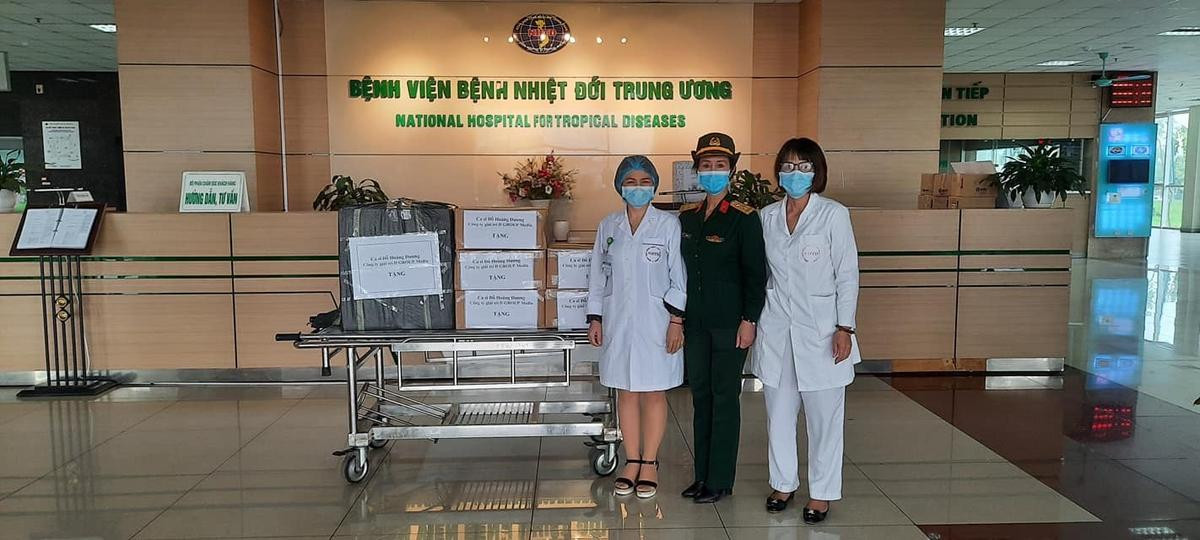 Đỗ Hoàng Dương tặng 2500 khẩu trang và 5 thùng nước muối sinh lý để chống dịch Covid-19 Ảnh 3