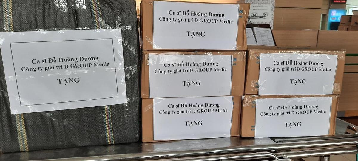 Đỗ Hoàng Dương tặng 2500 khẩu trang và 5 thùng nước muối sinh lý để chống dịch Covid-19 Ảnh 2