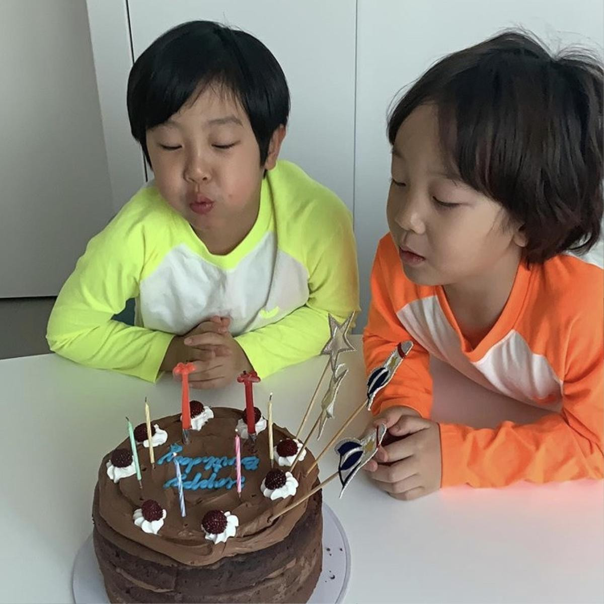 Bộ đôi Seo Eon - Seo Jun và bộ ba Daehan Minguk Manse mừng sinh nhật! Ảnh 2