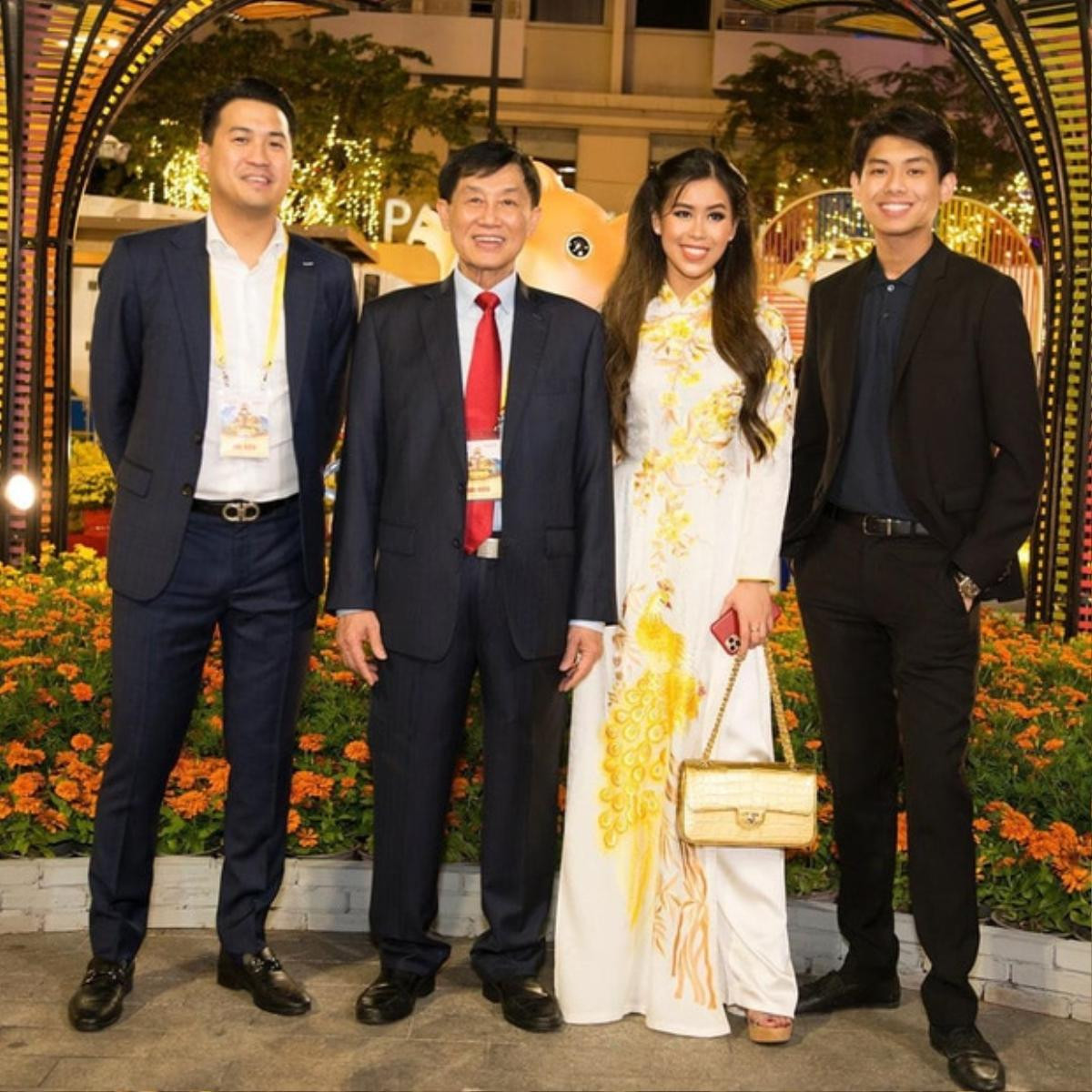 Rich kid Tiên Nguyễn bị anh trai bóc ảnh thời còn ngố tàu, dân tình khen ngợi: 'Dậy thì thành công đấy!' Ảnh 4