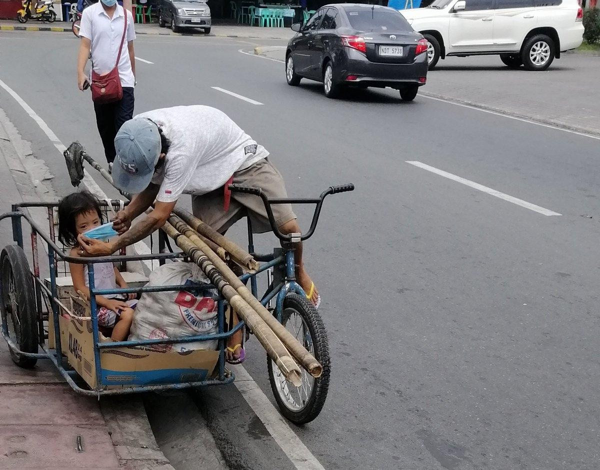 Xúc động khoảnh khắc người cha nghèo nhường khẩu trang cho con giữa đại dịch COVID-19 Ảnh 1