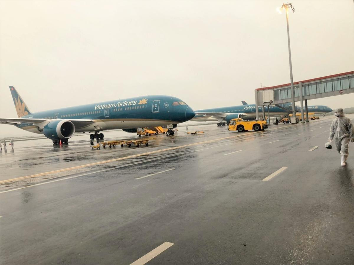 Cận cảnh quy trình bảo hộ y tế kín toàn thân trong những chuyến bay đặc biệt của Vietnam Airlines về từ ‘tâm dịch’ châu Âu Ảnh 1