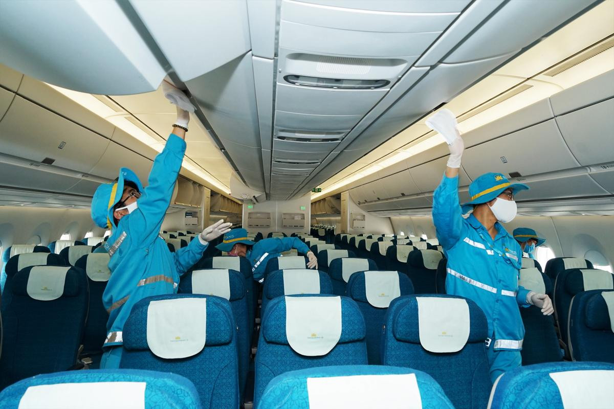 Cận cảnh nhân viên hàng không vệ sinh khử trùng từng 'ngóc ngách' trên tàu bay của Vietnam Airlines Ảnh 3