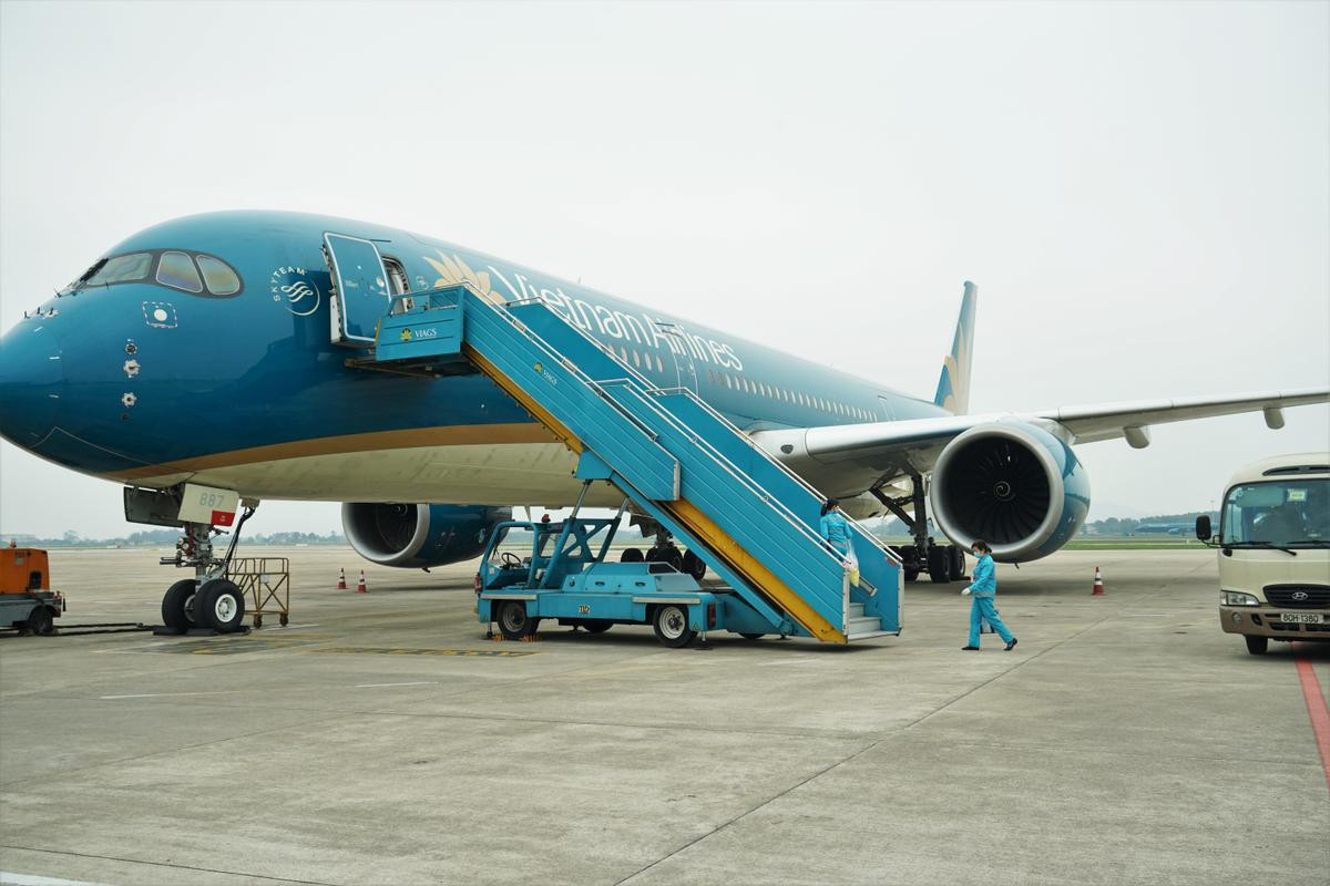 Cận cảnh nhân viên hàng không vệ sinh khử trùng từng 'ngóc ngách' trên tàu bay của Vietnam Airlines Ảnh 1