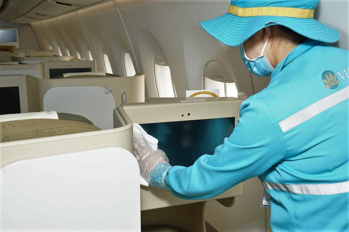 Cận cảnh nhân viên hàng không vệ sinh khử trùng từng 'ngóc ngách' trên tàu bay của Vietnam Airlines Ảnh 7