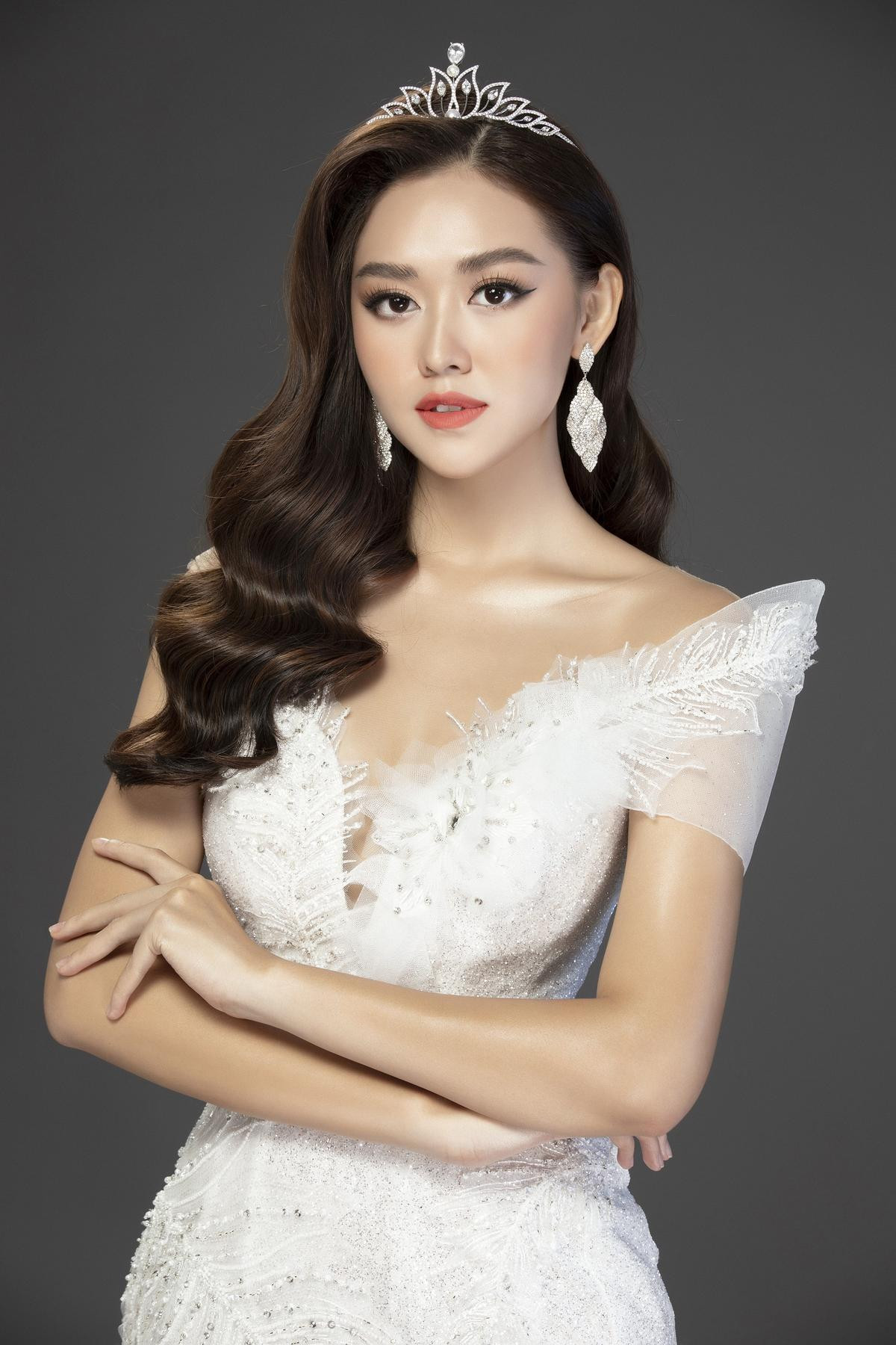 Fan đồng loạt tiến cử Thúy Vân thi Miss World, Lương Thùy Linh thi Miss International 2020 Ảnh 1