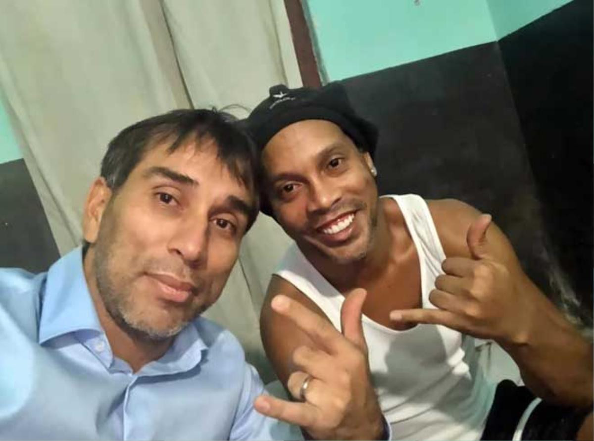 Ronaldinho ở tù như đi du lịch, chuyển 'nghề lạ' Ảnh 2