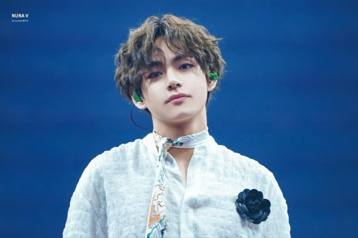 V (BTS) khoe thoáng qua cơ bắp trong bức ảnh chỉ tồn tại trong 30 giây, nhưng đủ làm fans chết chìm trong phấn khích! Ảnh 2