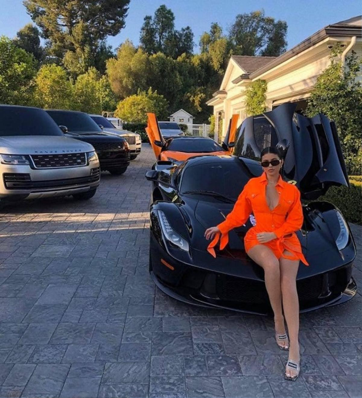 Siêu biệt thự trăm tỷ đồng của Kylie Jenner với phòng thử đồ 'to vật' như shop thời trang Ảnh 9