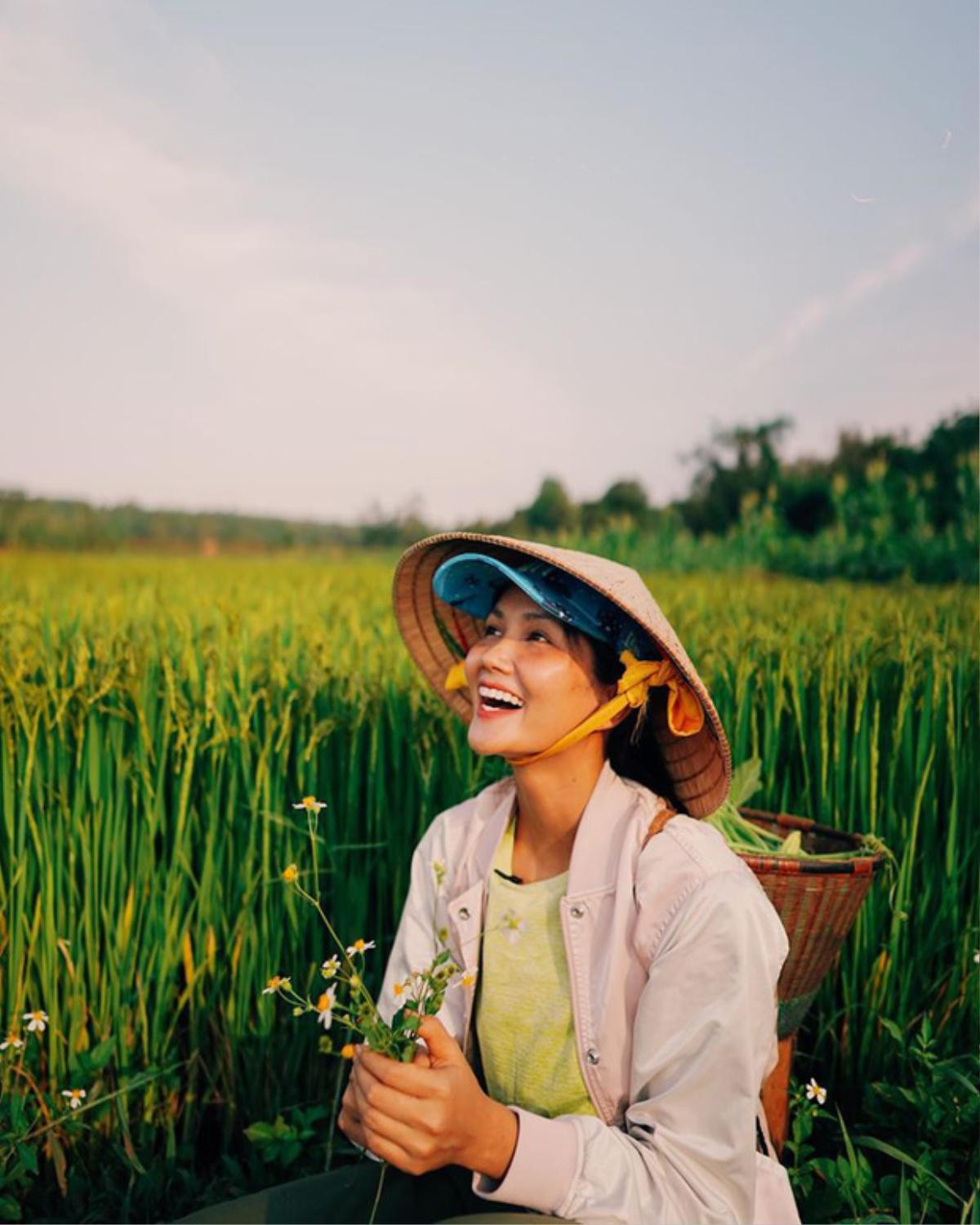 Dân mạng tranh cãi với hành động cầm vòi phun nước trong tư thế nhạy cảm của H'Hen Niê Ảnh 1