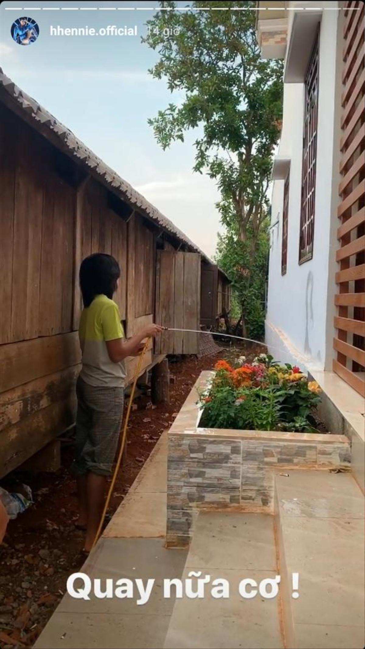 Dân mạng tranh cãi với hành động cầm vòi phun nước trong tư thế nhạy cảm của H'Hen Niê Ảnh 3