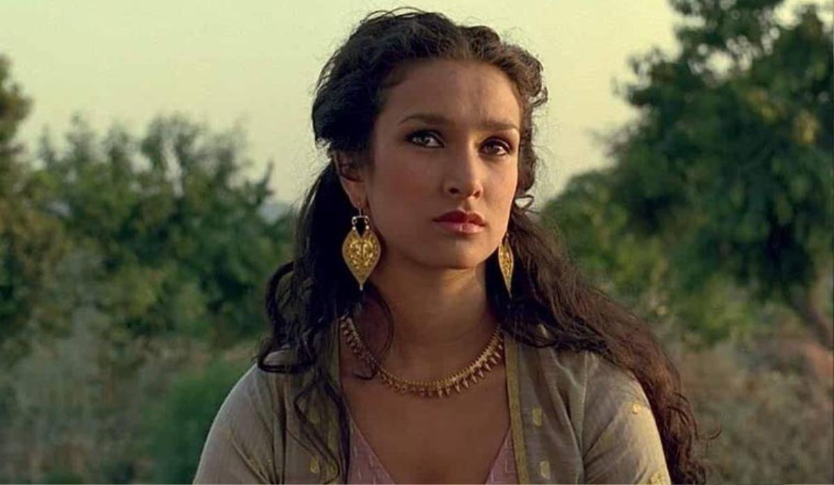 Indira Varma - diễn viên Game of Thrones dương tính với COVID-19, có tiếp xúc với ‘Mẹ Rồng’ Emilia Clarke Ảnh 4