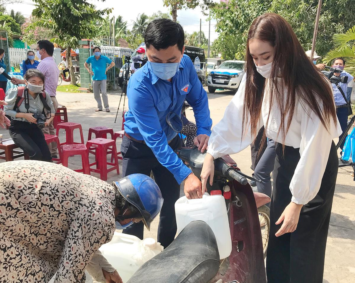 Tường San giản dị về miền Tây trao tặng hệ thống lọc nước 350 triệu đồng giúp bà con vượt hạn mặn Ảnh 5