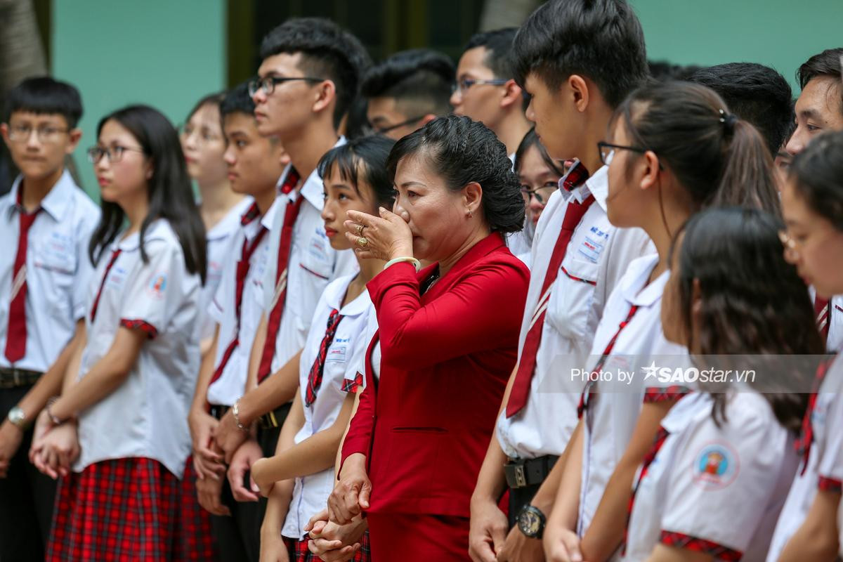 Gil Lê nén nước mắt vì nam sinh lớp 11 hiếu thảo: 'Xin má đừng mượn tiền cho con đi học nữa' Ảnh 5