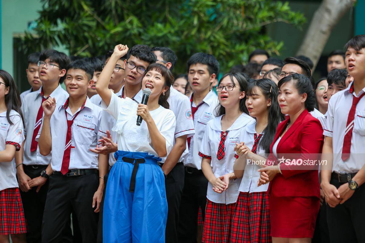 Gil Lê nén nước mắt vì nam sinh lớp 11 hiếu thảo: 'Xin má đừng mượn tiền cho con đi học nữa' Ảnh 7