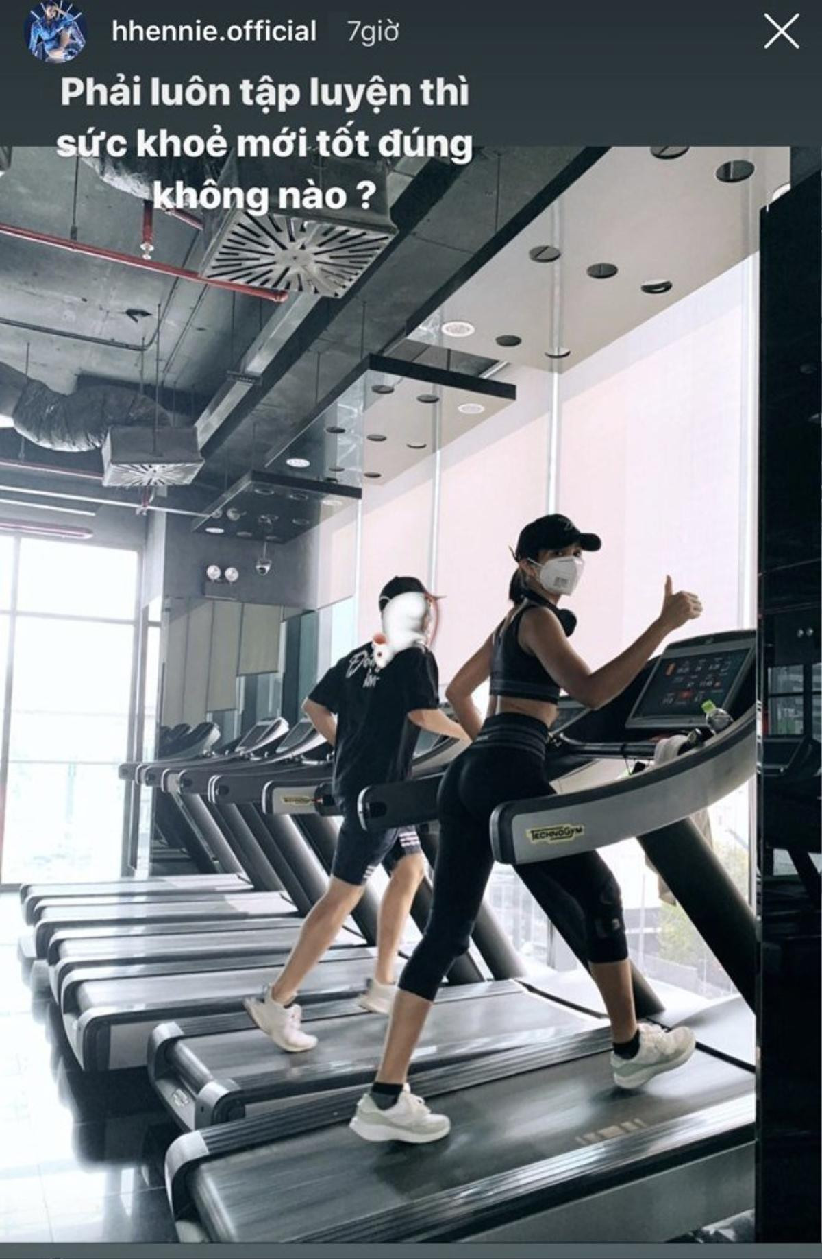 Mang khẩu trang chăm chỉ đi gym, bảo sao H'Hen Niê, Khánh Vân chẳng sở hữu body 'hot' thế Ảnh 6