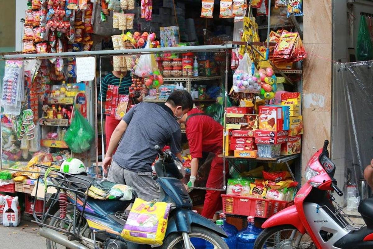 Cửa hàng tạp hoá ở Hà Nội lập vách ngăn phòng dịch COVID-19, khách chỉ cần đứng ngoài hô to mua gì có người mang tận tay Ảnh 3