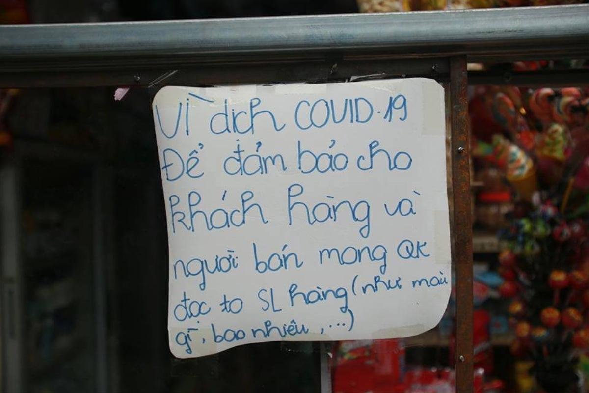 Cửa hàng tạp hoá ở Hà Nội lập vách ngăn phòng dịch COVID-19, khách chỉ cần đứng ngoài hô to mua gì có người mang tận tay Ảnh 4