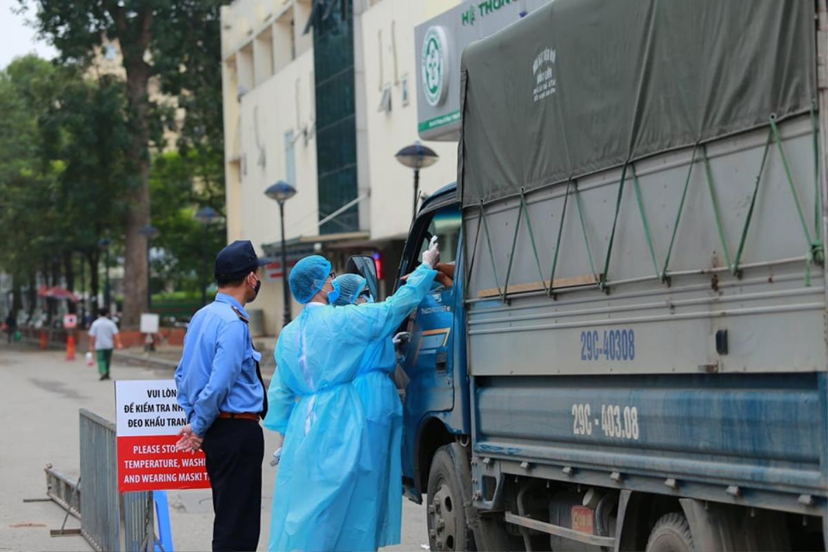 Bệnh viện Bạch Mai rà soát nghiêm ngặt, đo nhiệt độ toàn bộ người ra vào sau khi 2 nữ điều dưỡng nhiễm COVID-19 Ảnh 2