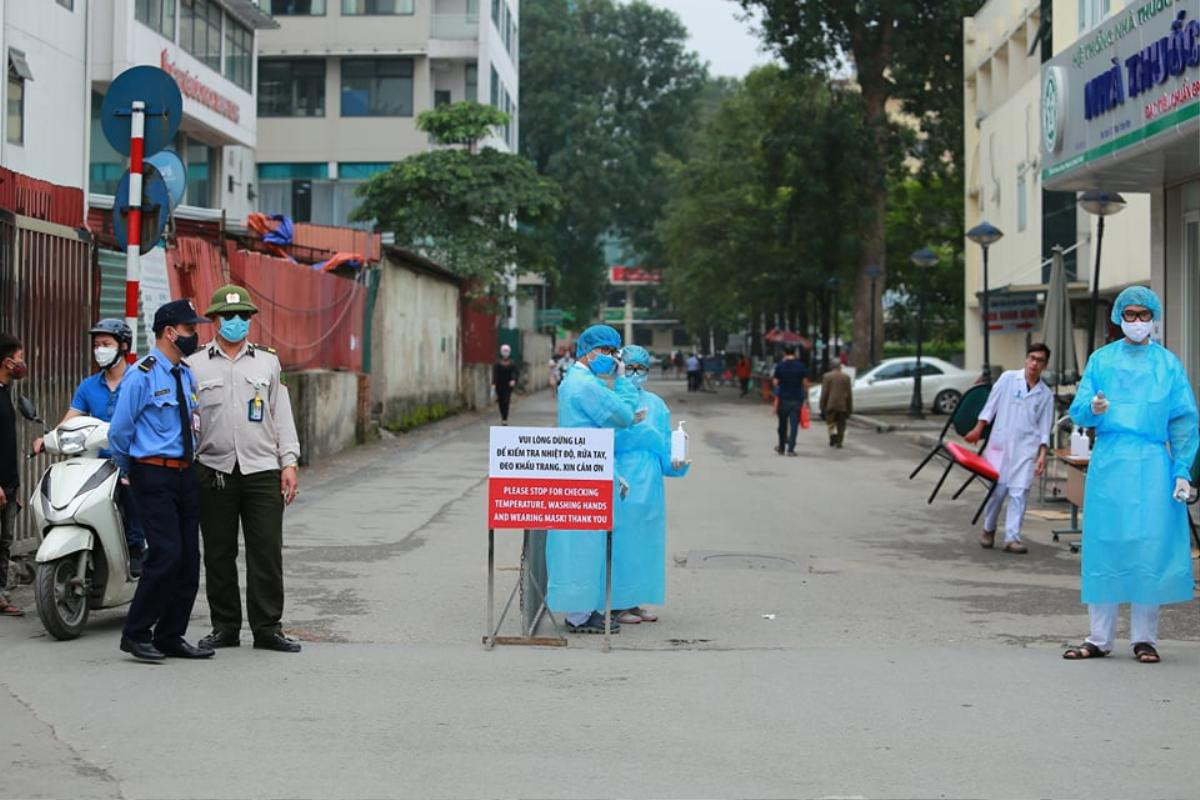 Bệnh viện Bạch Mai rà soát nghiêm ngặt, đo nhiệt độ toàn bộ người ra vào sau khi 2 nữ điều dưỡng nhiễm COVID-19 Ảnh 3